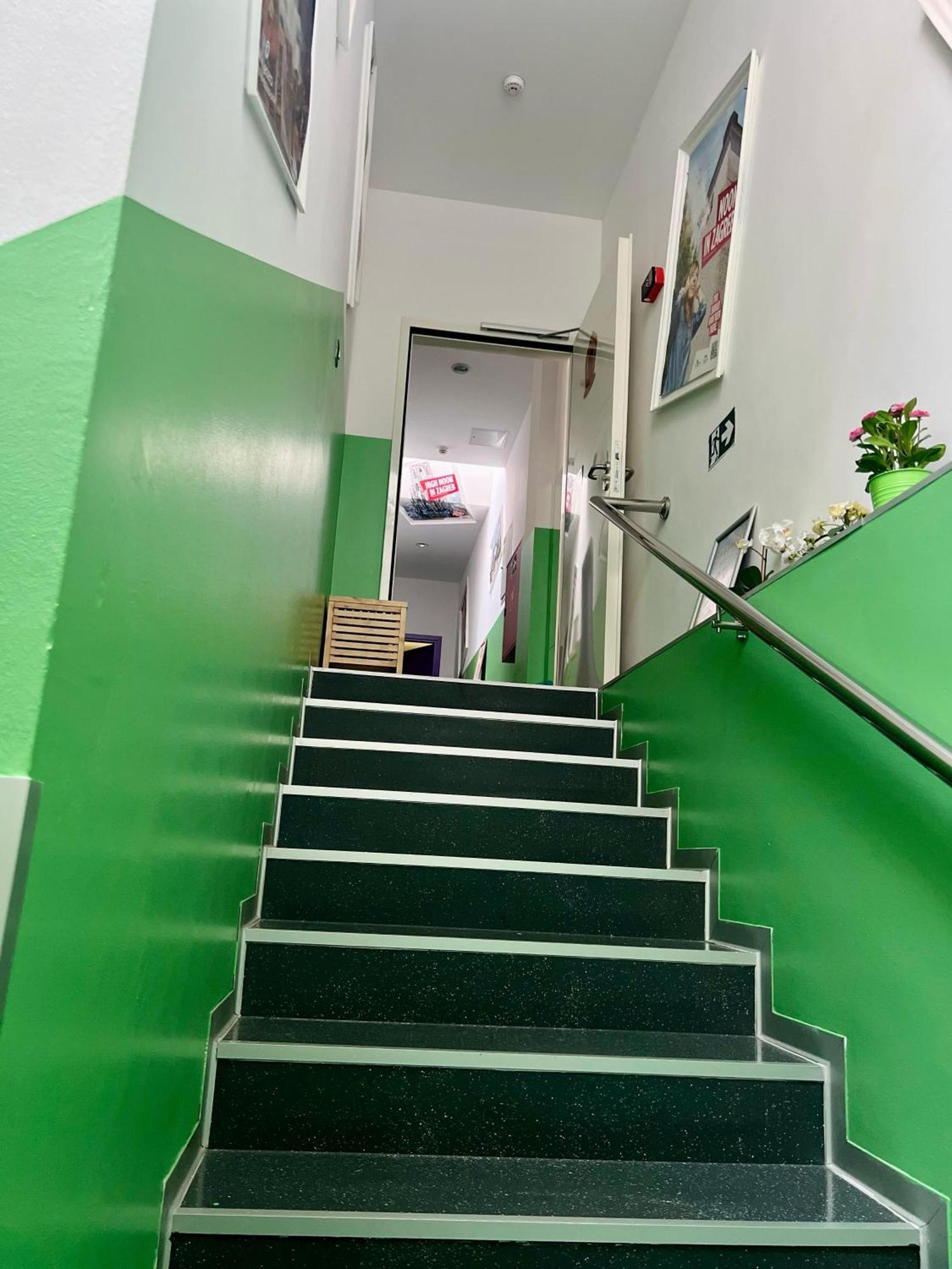 Himalayan Hostel Загреб Экстерьер фото